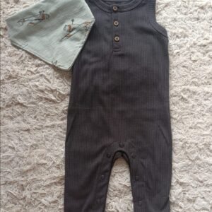 Set enterito y babero - talle 6 meses